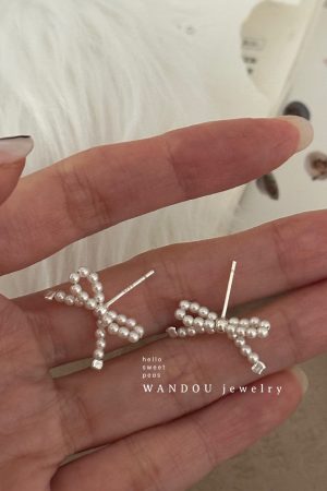 Trendy Pearl Stud Earrings for Women - Lightweight Luxury High-End Ear Accessories, Elegant and Sophisticated Jewelry 2025
