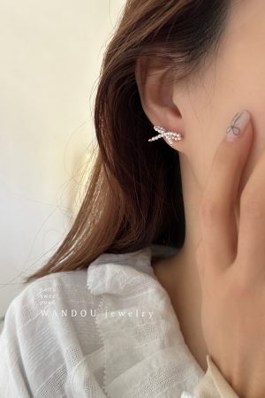 Trendy Pearl Stud Earrings for Women - Lightweight Luxury High-End Ear Accessories, Elegant and Sophisticated Jewelry 2025