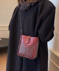 Trendy Retro Chain Crossbody Bucket Bag for Women - High-End Commuting Style for Spring/Summer 2025