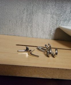 Trendy Unisex Hip-Hop Checkmark Claw Earrings for Men and Women - Stylish Niche Accessories for Fashion Lovers