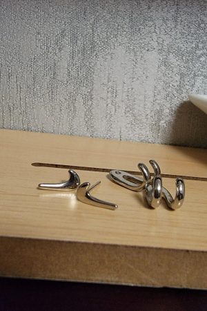 Trendy Unisex Hip-Hop Checkmark Claw Earrings for Men and Women - Stylish Niche Accessories for Fashion Lovers