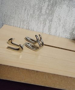 Trendy Unisex Hip-Hop Checkmark Claw Earrings for Men and Women - Stylish Niche Accessories for Fashion Lovers