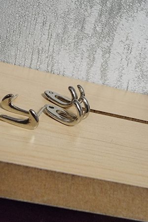 Trendy Unisex Hip-Hop Checkmark Claw Earrings for Men and Women - Stylish Niche Accessories for Fashion Lovers