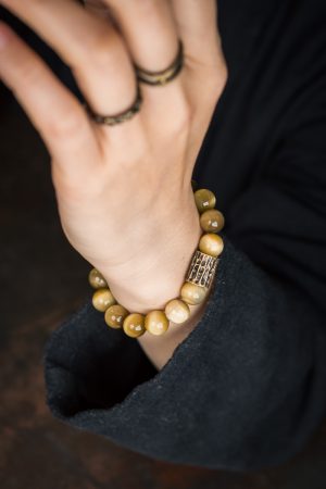Unique Golden Tiger's Eye Single Circle Bracelet for Men - Minimalist Retro Cat's Eye Design, Versatile Hand Accessory