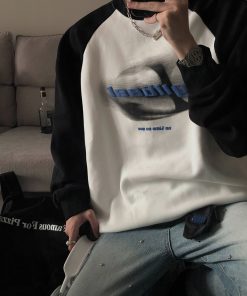 Unisex Retro Round Neck Color-Blocked Sweatshirt with Blurred Letter Design, Dropped Shoulders, Perfect for Spring and Autumn Fashion