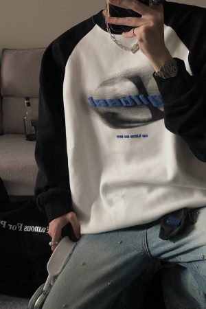 Unisex Retro Round Neck Color-Blocked Sweatshirt with Blurred Letter Design, Dropped Shoulders, Perfect for Spring and Autumn Fashion