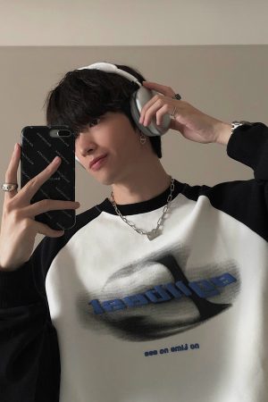 Unisex Retro Round Neck Color-Blocked Sweatshirt with Blurred Letter Design, Dropped Shoulders, Perfect for Spring and Autumn Fashion