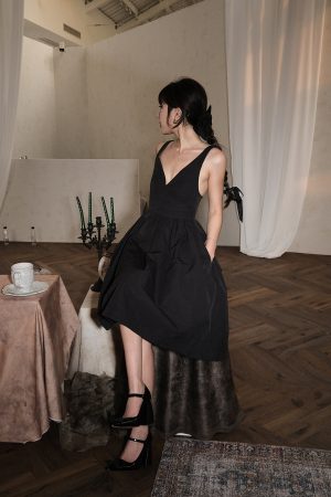 V-neck Backless Little Black Cocktail Dress for Women - Waist-Cinching Slimming High-End Feel Long Dress
