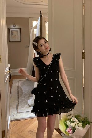 V-neck Black Sleeveless Embroidered Dress for Women - Waist-Cinching Slimming Design, Perfect for Petite Figures, Summer Short Skirt