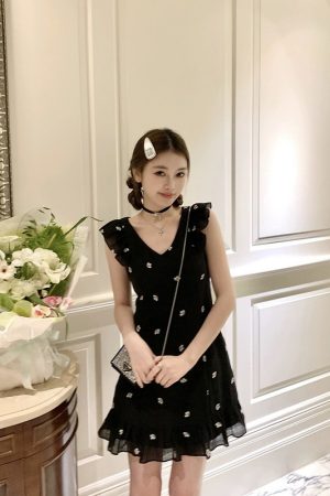V-neck Black Sleeveless Embroidered Dress for Women - Waist-Cinching Slimming Design, Perfect for Petite Figures, Summer Short Skirt