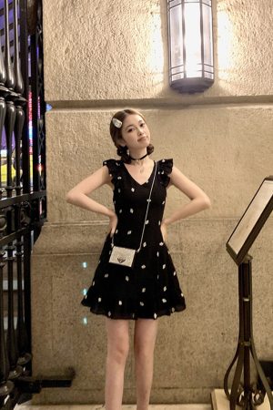 V-neck Black Sleeveless Embroidered Dress for Women - Waist-Cinching Slimming Design, Perfect for Petite Figures, Summer Short Skirt