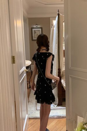 V-neck Black Sleeveless Embroidered Dress for Women - Waist-Cinching Slimming Design, Perfect for Petite Figures, Summer Short Skirt