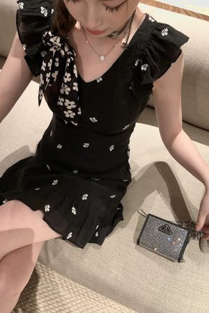 V-neck Black Sleeveless Embroidered Dress for Women - Waist-Cinching Slimming Design, Perfect for Petite Figures, Summer Short Skirt