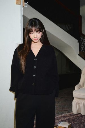 V-Neck Drop Shoulder Knitted Cardigan Sweater Coat for Women - Cozy High-End Feel, Autumn Winter Fashion