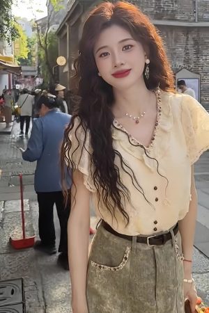 V-Neck Lace Short Sleeve Shirt for Women - Stylish Hepburn Style Summer Top, Light Luxury, Age-Reducing French Niche Fashion