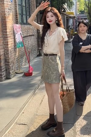 V-Neck Lace Short Sleeve Shirt for Women - Stylish Hepburn Style Summer Top, Light Luxury, Age-Reducing French Niche Fashion