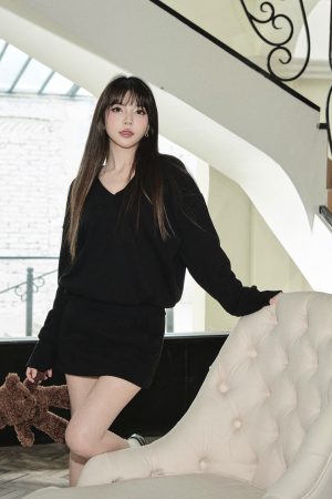 V-Neck Loose Long Sleeve Sweatshirt and Skirt Set - Casual Women's Pullover and Skirt Outfit for Relaxed Style