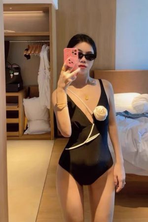 V-Neck Rose Floral Vintage Slim-Fit One-Piece Swimsuit for Women - Sexy Beach Vacation Style, Perfect for Small Busts, Hot Spring Look