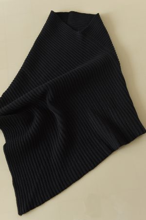Versatile Black All-Wool Shawl Cape - Heavy Thick-Textured Warm Scarf for a French Artistic Atmosphere