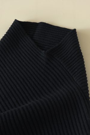 Versatile Black All-Wool Shawl Cape - Heavy Thick-Textured Warm Scarf for a French Artistic Atmosphere