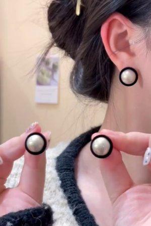 Versatile Black Square Pearl Stud Earrings for Women - Fashionable, Elegant, High-End Design for Autumn/Winter 2025 Trends
