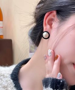 Versatile Black Square Pearl Stud Earrings for Women - Fashionable, Elegant, High-End Design for Autumn/Winter 2025 Trends