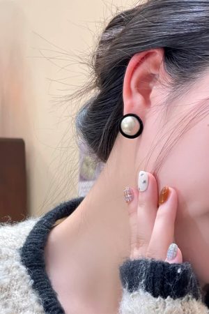 Versatile Black Square Pearl Stud Earrings for Women - Fashionable, Elegant, High-End Design for Autumn/Winter 2025 Trends