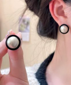 Versatile Black Square Pearl Stud Earrings for Women - Fashionable, Elegant, High-End Design for Autumn/Winter 2025 Trends