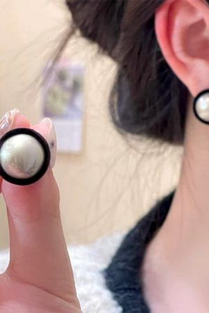 Versatile Black Square Pearl Stud Earrings for Women - Fashionable, Elegant, High-End Design for Autumn/Winter 2025 Trends