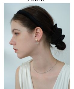 Versatile Black Velvet Headband - Minimalist Retro Hair Accessory for Women, Perfect for Autumn & Winter, Chic High-End Style