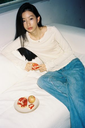 Versatile Long-Sleeve Slim-Fit T-Shirt with Lace Trim in Lyocell Wool - Perfect for Layering and Everyday Style