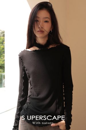 Versatile Long-Sleeve Slim-Fit T-Shirt with Lace Trim in Lyocell Wool - Perfect for Layering and Everyday Style