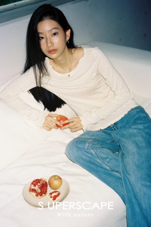 Versatile Long-Sleeve Slim-Fit T-Shirt with Lace Trim in Lyocell Wool - Perfect for Layering and Everyday Style