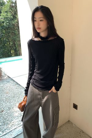 Versatile Long-Sleeve Slim-Fit T-Shirt with Lace Trim in Lyocell Wool - Perfect for Layering and Everyday Style