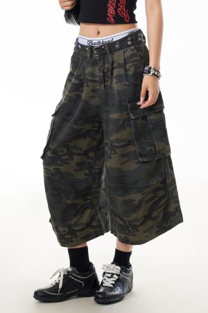 Vintage American Camouflage Multi-Pocket Cargo Pants for Women, Pleated Wide-Leg, Street Style, Casual 7-Point Shorts