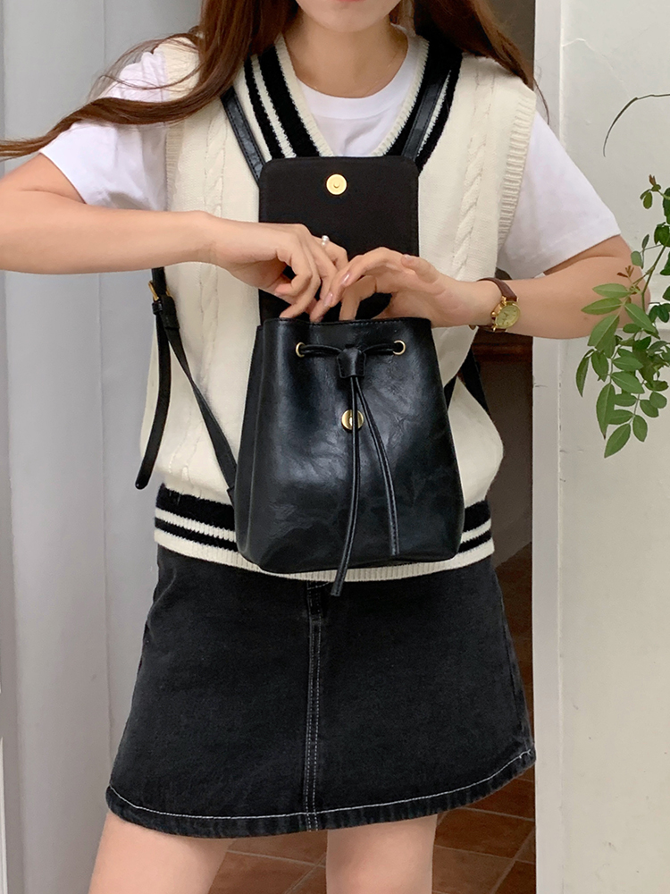 Vintage Black Backpack for Women - Compact Minimalist Shoulder Bag, Xiaohongshu Style, Versatile Literary Design for Summer 2025 Vintage Black Backpack for Women - Compact Minimalist Shoulder Bag, Xiaohongshu Style, Versatile Literary Design for Summer 2025