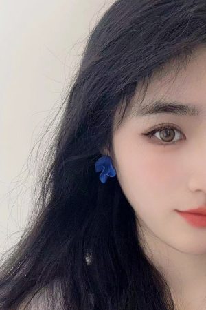 Vintage Blue Earrings with Unique Design, Minimalist Mosquito Coil Ear Clips, Flattering to Complexion, Versatile Fashion Accessory