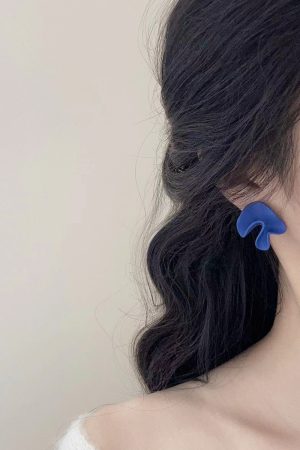 Vintage Blue Earrings with Unique Design, Minimalist Mosquito Coil Ear Clips, Flattering to Complexion, Versatile Fashion Accessory