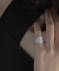 Vintage Carved Petal Ring for Women - Niche Design, Light Luxury Tail Ring, 2025 Exquisite High-End Jewelry