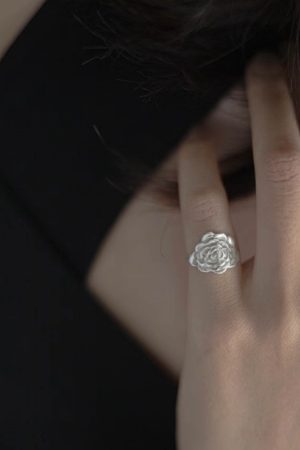 Vintage Carved Petal Ring for Women - Niche Design, Light Luxury Tail Ring, 2025 Exquisite High-End Jewelry