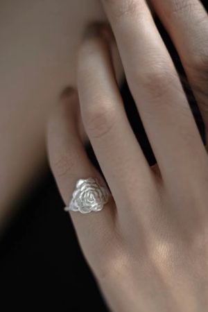 Vintage Carved Petal Ring for Women - Niche Design, Light Luxury Tail Ring, 2025 Exquisite High-End Jewelry