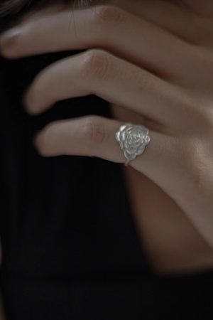 Vintage Carved Petal Ring for Women - Niche Design, Light Luxury Tail Ring, 2025 Exquisite High-End Jewelry