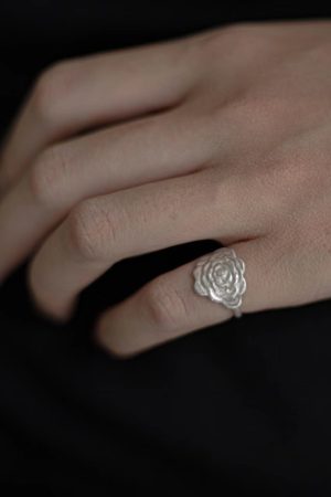 Vintage Carved Petal Ring for Women - Niche Design, Light Luxury Tail Ring, 2025 Exquisite High-End Jewelry