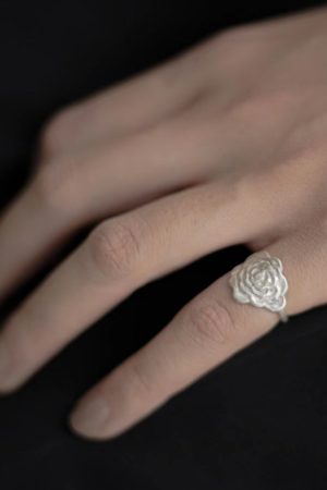 Vintage Carved Petal Ring for Women - Niche Design, Light Luxury Tail Ring, 2025 Exquisite High-End Jewelry
