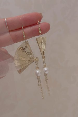Vintage Chinese-Style Pearl Tassel Folding Fan Clip-On Earrings for Women, Hanfu Long Earrings, National Style, Retro Fashion