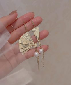 Vintage Chinese-Style Pearl Tassel Folding Fan Clip-On Earrings for Women, Hanfu Long Earrings, National Style, Retro Fashion