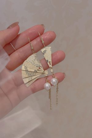 Vintage Chinese-Style Pearl Tassel Folding Fan Clip-On Earrings for Women, Hanfu Long Earrings, National Style, Retro Fashion