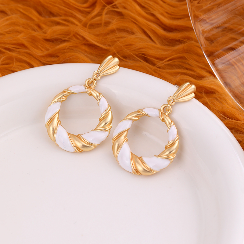 Vintage Curved Striped Silver Needle Stud Earrings for Women - Retro French Minimalist Oil Drop Design, Chic Ear Accessories