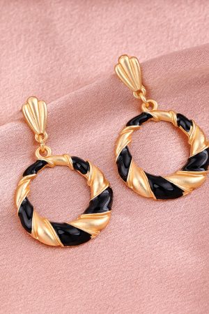 Vintage Curved Striped Silver Needle Stud Earrings for Women - Retro French Minimalist Oil Drop Design, Chic Ear Accessories