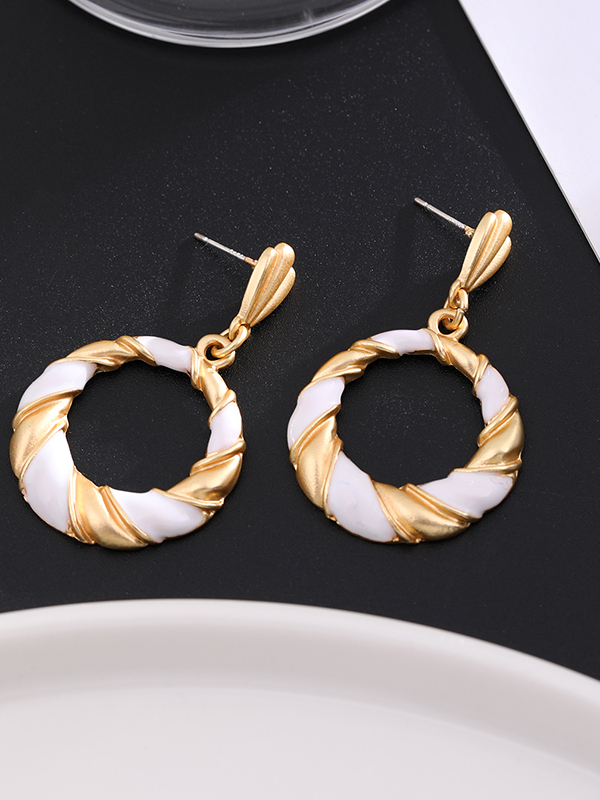 Vintage Curved Striped Silver Needle Stud Earrings for Women - Retro French Minimalist Oil Drop Design, Chic Ear Accessories
